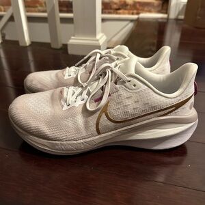 Nike Women's vomero 18 running shoes